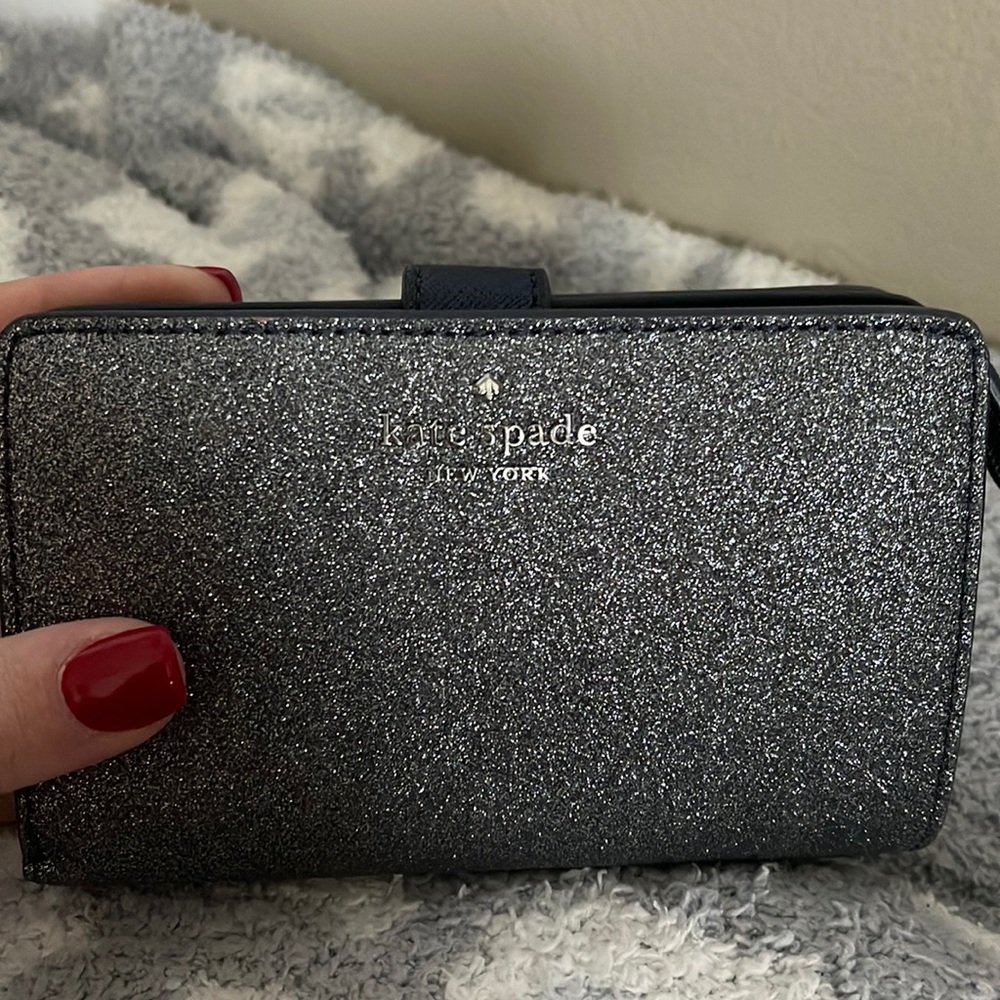 Kate Spade wallet, perfect for on the go! Easy card access, cash, and coin spot